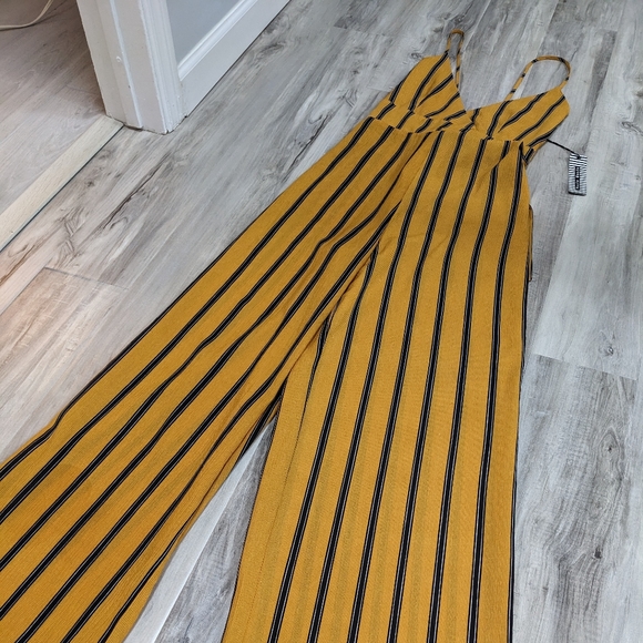 New Haute Monde Jumpsuit Gold Yellow with Brown Vertical Stripes Size Small - Picture 7 of 8
